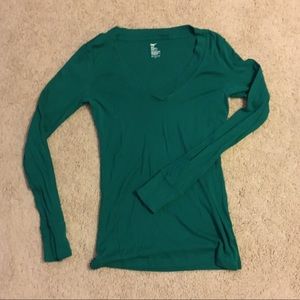 GAP size medium long sleeve vneck